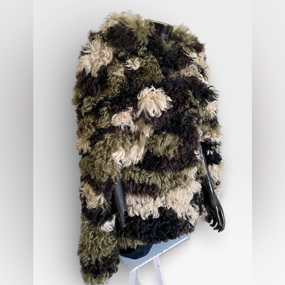 Miu Miu Fall Winter 2019 runway sheepskin shearling fur cape in camo green sz 38 - Picture 8 of 16